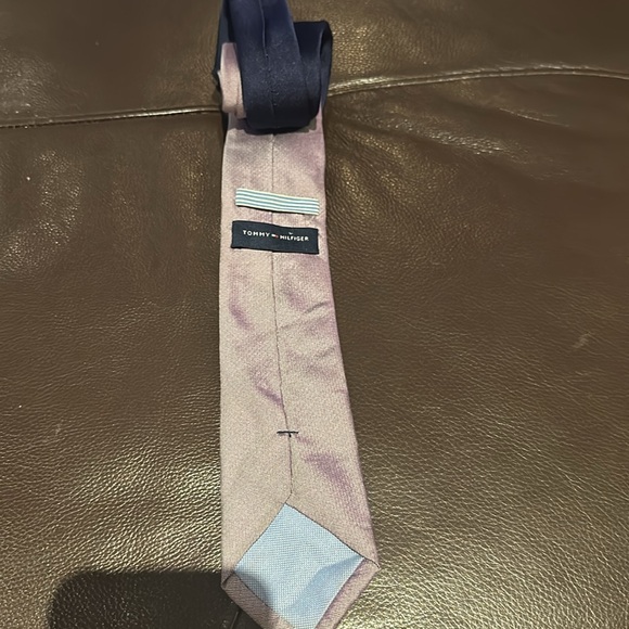 Tommy Hilfiger - Picture 2 of 3